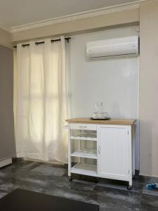 a white table in a room with a window at Grand Baie la Croisette villa du bonheur Chez Marie in Hermitage