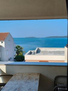 ein Blick auf das Meer vom Balkon in der Unterkunft Villa Veronika in Brodarica
