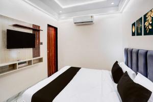 TV a/nebo společenská místnost v ubytování Hotel O Ganeshpuri Indore