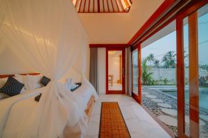- une chambre avec un lit et une piscine dans l'établissement Arca Bali Villa 1, à Ubud