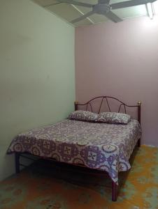 a bedroom with a bed in a room with a ceiling at Nazd guest house in Kijal