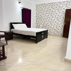 Ένα ή περισσότερα κρεβάτια σε δωμάτιο στο Courtyard Home Stay Thekkady +12 φωτογραφίες