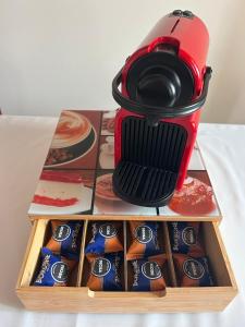 レーヴィコ・テルメにあるFLO Homestayの食品の箱の上に置かれた赤いブレンダー +12枚の写真