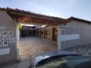 a car parked in front of a building with a gate at Pouso do parente in Pirenópolis