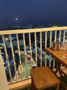 uma varanda com uma mesa e vista para uma cidade em Amazing Sunrise Venice Grand Canal Balcony, Xbox Series X console with Game Pass Ultimate, FREE coffee, Pool, Gym & Sauna, 5 mins to BGC em Manilla