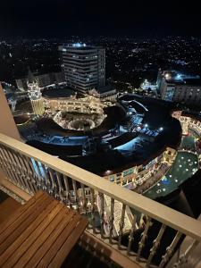 uma vista da cidade à noite a partir de uma varanda em Amazing Sunrise Venice Grand Canal Balcony, Xbox Series X console with Game Pass Ultimate, FREE coffee, Pool, Gym & Sauna, 5 mins to BGC em Manilla