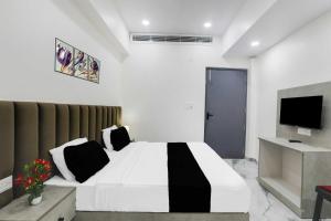 Televisyen dan/atau pusat hiburan di Hotel O Quila Road