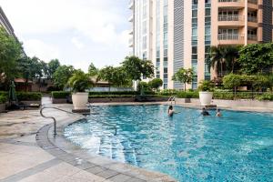 um grupo de pessoas em uma piscina em um prédio em Amazing Sunrise Venice Grand Canal Balcony, Xbox Series X console with Game Pass Ultimate, FREE coffee, Pool, Gym & Sauna, 5 mins to BGC em Manilla