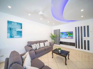 Ruang duduk di 2BR Luxury Apartment in Heart Of Nightlife Area