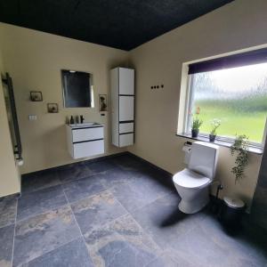 AnsagerにあるKastanjegaardenのトイレと窓のあるバスルーム