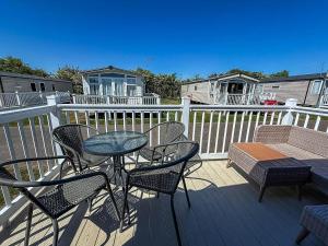 Balkón nebo terasa v ubytování Stylish 6 Berth Caravan At California Cliffs With Decking In Scratby Ref 50056K