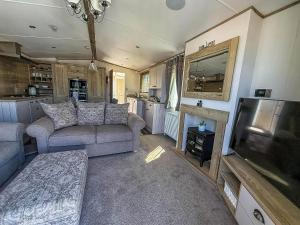 Posezení v ubytování Stylish 6 Berth Caravan At California Cliffs With Decking In Scratby Ref 50056K