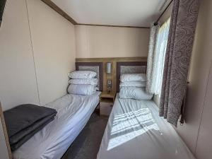 Postel nebo postele na pokoji v ubytování Stylish 6 Berth Caravan At California Cliffs With Decking In Scratby Ref 50056K