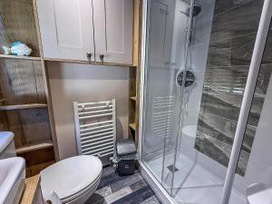 Koupelna v ubytování Stylish 6 Berth Caravan At California Cliffs With Decking In Scratby Ref 50056K + 11 fotografií