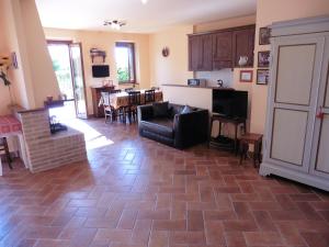 Η κουζίνα ή μικρή κουζίνα στο La Loggina Maxi con 2 giardini recintati privati