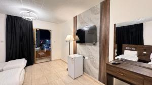 TV a/nebo společenská místnost v ubytování Eden Hotel