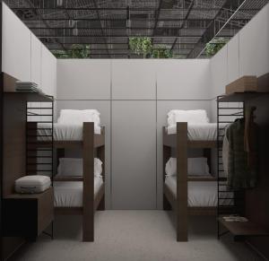 アナニンデウアにあるCop 30 quartos adaptadosの二段ベッドが3つある部屋