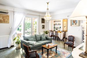 a living room with a couch and a table at Villa Philipp'inn in Arles