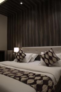 Postel nebo postele na pokoji v ubytování Hotel Sai Sanidhya