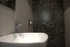 Koupelna v ubytování Hotel Sai Sanidhya