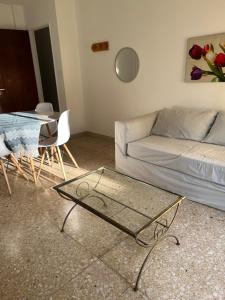 una sala de estar con un sofá y una mesa en Departamento 54, en La Plata