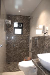 Ванна кімната в Hotel Sai Sanidhya