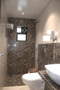 Koupelna v ubytování Hotel Sai Sanidhya
