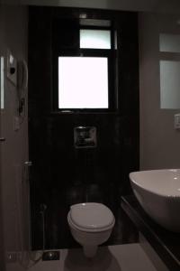 Koupelna v ubytování Hotel Sai Sanidhya