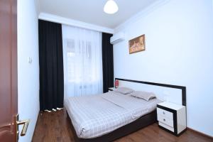 Ένα ή περισσότερα κρεβάτια σε δωμάτιο στο Modern apartment for rent in Buzand Street BU944