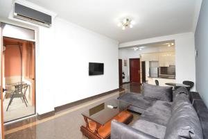 Η κουζίνα ή μικρή κουζίνα στο Modern apartment for rent in Buzand Street BU944 +23 φωτογραφίες