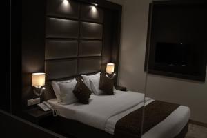 Postel nebo postele na pokoji v ubytování Hotel Sai Sanidhya