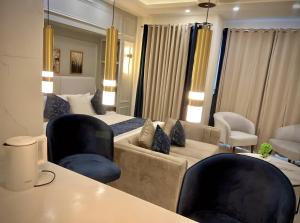 Posezení v ubytování Midway Stays Gold Crest Prestige Premium Apartments DHA Lahore
