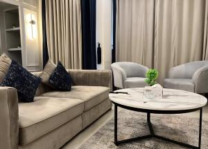 Posezení v ubytování Midway Stays Gold Crest Prestige Premium Apartments DHA Lahore