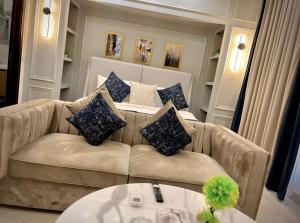 Posezení v ubytování Midway Stays Gold Crest Prestige Premium Apartments DHA Lahore