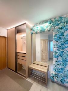 a dressing room with a large wall of flowers at Dani apartment in Panevėžys