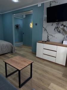 Televisyen dan/atau pusat hiburan di Апартаменты в центре ул Гоголя