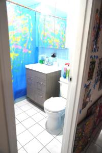 une salle de bains avec toilettes et lavabo dans l'établissement Starry Art Room , West NY near NYC, à West New York