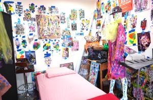 une pièce avec un mur rempli de nombreux objets dans l'établissement Starry Art Room , West NY near NYC, à West New York 16 autres photos