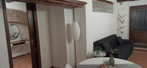 Una sala de estar con una silla y una mesa. en Appartamento Centro Storico - Perugia, centro, en Perugia