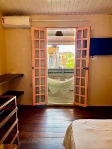 a room with a door open to a balcony at MeldoMar chalé aconchegante na Pipa in Pipa