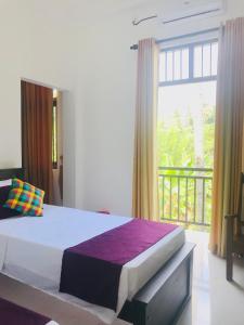 Postel nebo postele na pokoji v ubytování Sri White Villa Airport Boutique Hotel
