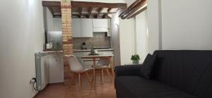 Una sala de estar con un sofá y una mesa y una cocina. en Appartamento Centro Storico - Perugia, centro, en Perugia 18 fotos más