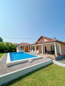 Bazén v ubytování Villa Sama nebo v jeho okolí