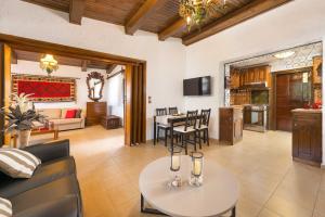 TV a/nebo společenská místnost v ubytování Villa Agia Paraskevi