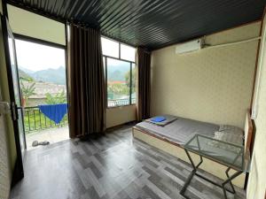 O vedere generală la munți sau o vedere la munte luată de la acest motel