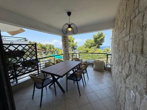 Amelia Seaview Apartments & Studios的阳台或露台