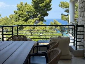 Amelia Seaview Apartments & Studios的阳台或露台