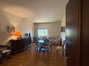 a living room with a table and chairs at Appartamento Veio in Castelnuovo di Porto