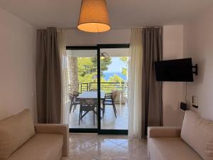 卡利塞亚-豪客迪克斯Amelia Seaview Apartments & Studios的客厅设有沙发和美景桌子