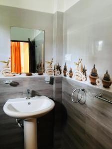 Koupelna v ubytování Sri White Villa Airport Boutique Hotel